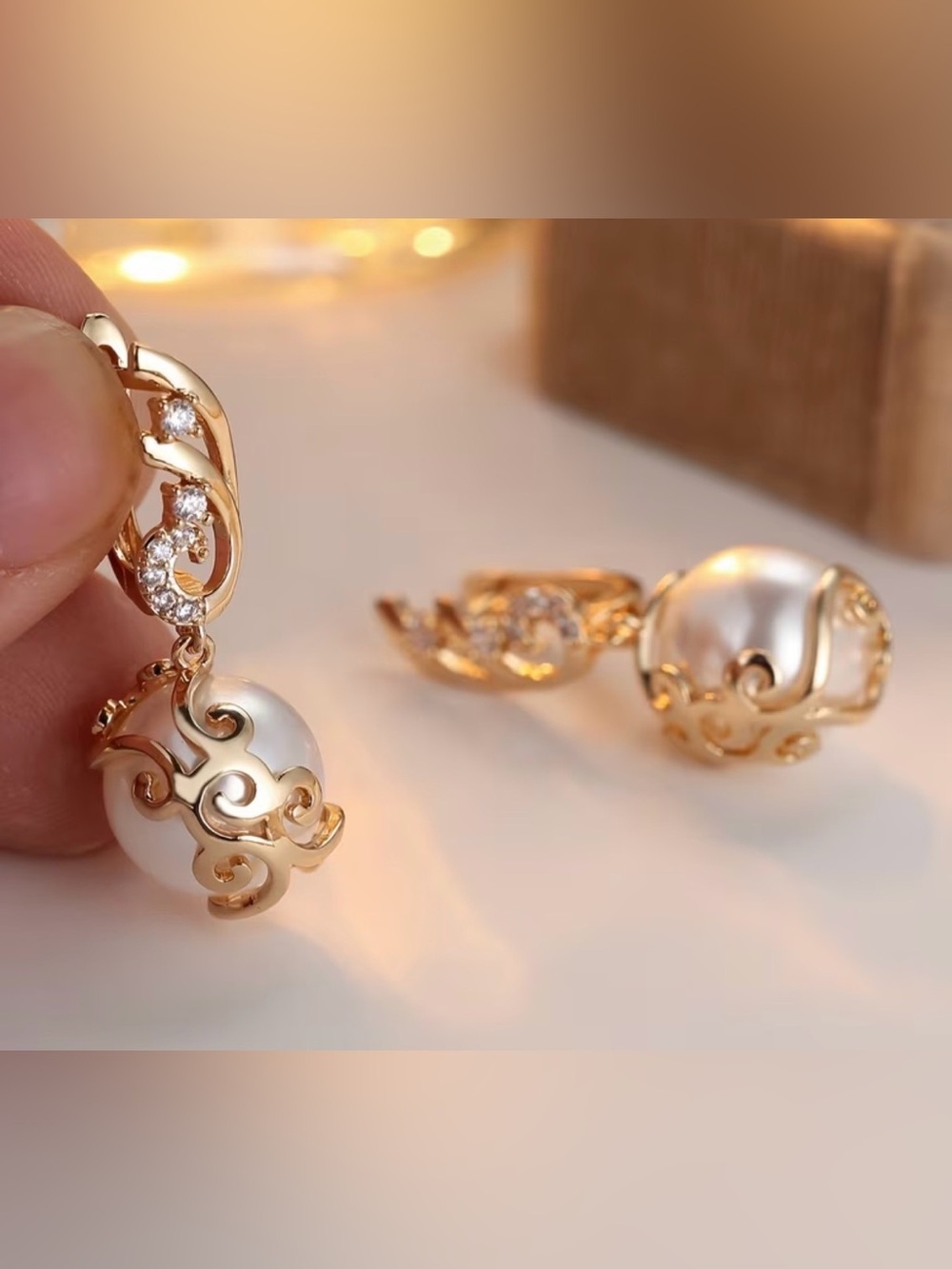 Exquisite Long Wing-Pattern Drop Earrings With Crystals. - Picture 3 of 6